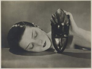Noire et blanche par Man Ray, avec Kiki de Montparnasse comme modèle et un masque africain (1926) – Tim Evanson from Cleveland Heights, Ohio, USA – CCBYSA2.0